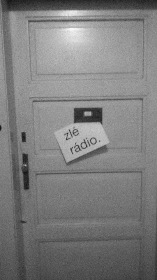 zlé rádio door sign